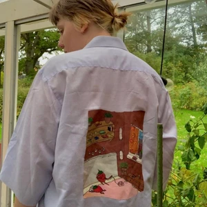 Målad skjorta - En kortärmad skjorta, handmålad design på baksidan! Instagram: @hembaktatrojor