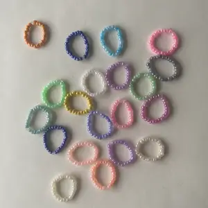Fina pärlringar i olika färger 🖤 gjorda av elastisk tråd. Storlek väljer du själv. Går att designa egna mönster 🤩 25kr styck, 12kr frakt 