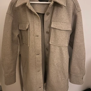 Varm höst/vår kappa - En varm kappa i storlek 34 med bälte i midjan, bra skick