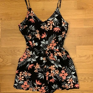 Byxdress - Fin och bekväm byxdress med coolt mönster. Perfekt till varmt sommarväder. Endast använd ett fåtal ggr. Pris kan diskuteras vid snabb affär 💞💞