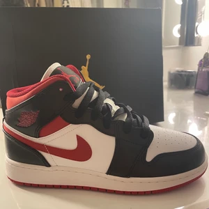 Air Jordan 1 Mid - Säljer ett par helt nya & fräscha Air Jordan 1 Mid Gym Red i storlek 38. Skickar även med ”creasing skydd” som hjälper skorna att hålla sin form💗