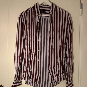 Zara skjorta  - Randig polyester skjorta från zara. Storlek s men liten