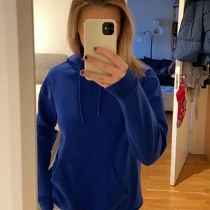 Blå hoodie - Blå hoodie som inte kommer till användning längre, den är i Xs men passar även S