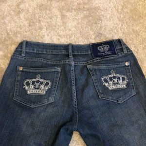 Victoria Beckham jeans - as coola victoria beckham jeans, de är lågmidjade och utsvängda, det finns ett väldigt litet hål på jeansen som knappt är synligt