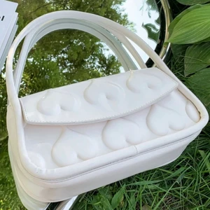 Väska - Jättefin väska med hjärtan på ganska stor så man får plats med mycket i den🤍knappt använd så i väldigt bra skick