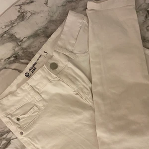 Vita jeans  - Vita jeans ifrån Cubus, fint skick<3