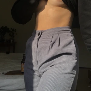 GRÅ MANCHESTER BYXOR - Skitsnygga manchester byxor! Strl M