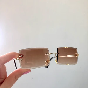 Y2k solglasögon ✨ - Säljer dessa igen eftersom vinnaren av förra budningen inte hörde av sig!❤️ Frakt: 10kr