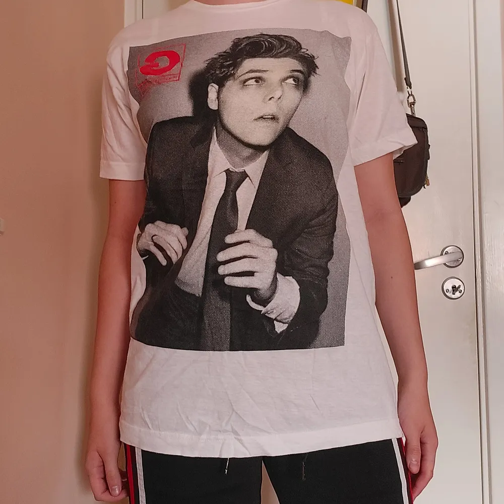 En vit t-shirt med tryck av Gerard Way och hans album 