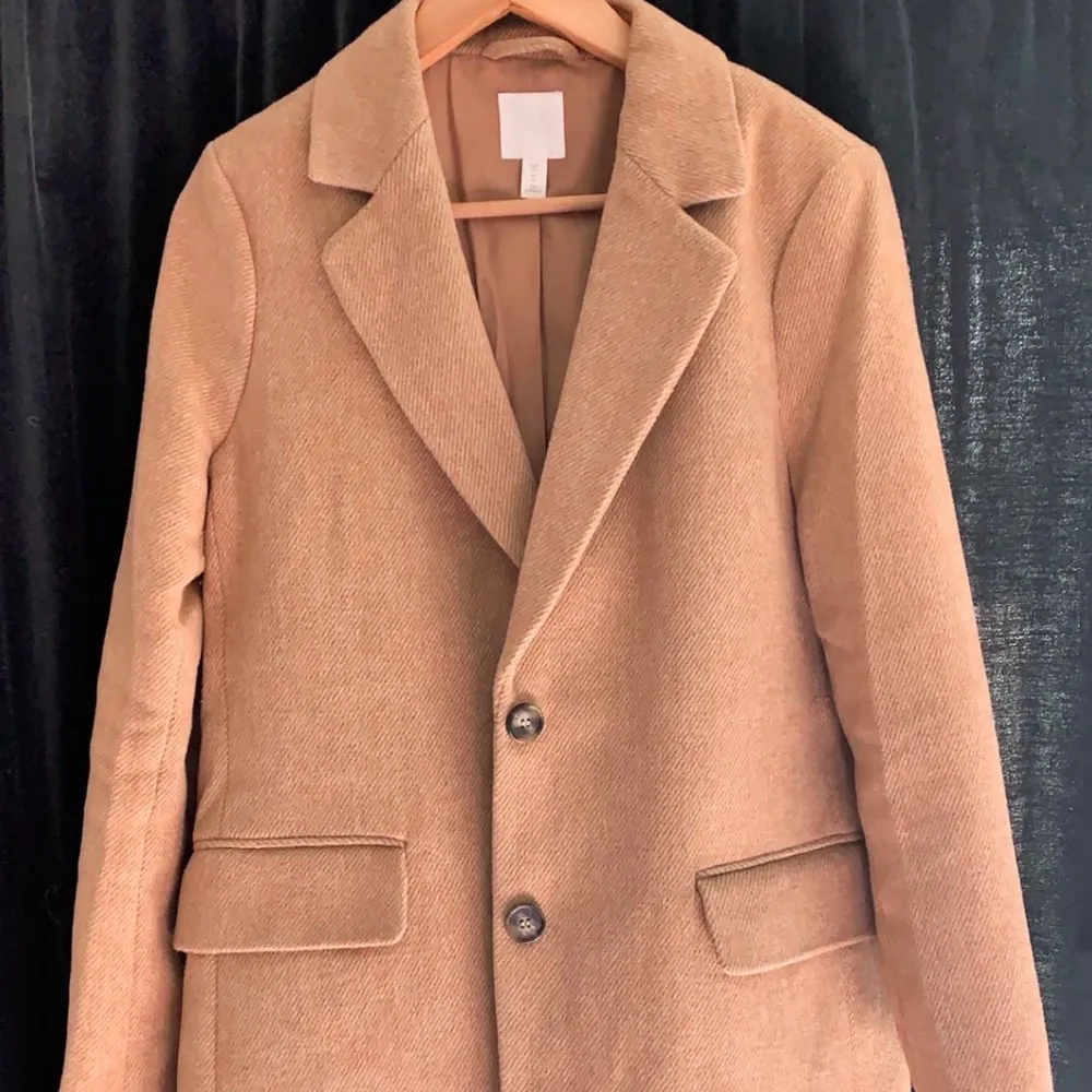 Kavaj från hm, fodrad, strl 40, jag har haft den som oversized, har vanligtvis strl 36, beige, super bra kvalitet, använt sparsamt och ser ut som ny, köparen står för frakten. Puvut & Bleiserit.
