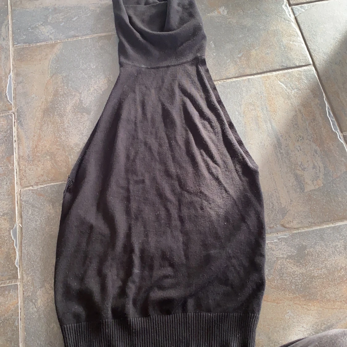 Svart polotopp med öppen rygg - 90