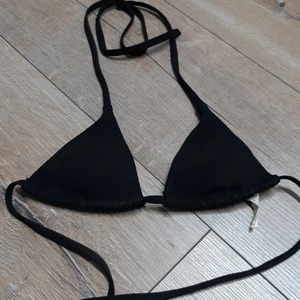 Sexy bikinitopp stl: S - Stl S men är liten då den är av sexy design. Oanvänd. För soldyrkaren passar denna minimala topp.