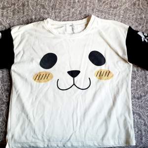 En jätte söt tröja med panda ansikte och sydda tassar på armarna. Använd några gånger. Väldigt skön och i jätte bra skick