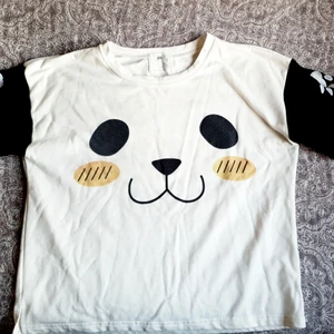 T-shirt - En jätte söt tröja med panda ansikte och sydda tassar på armarna. Använd några gånger. Väldigt skön och i jätte bra skick