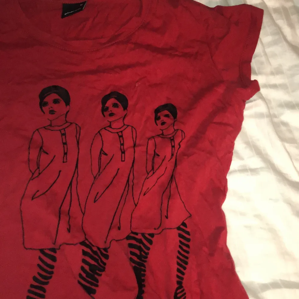 Säljer denna röd tröja då jag hitta den när jag sortera garderoben. Den är helt utsåld. Den är i storlek M. Kan såklart skicka fler bilder!💖💖 pruta funkar!. T-shirts.