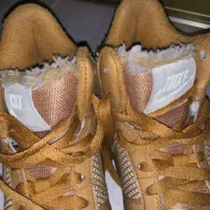 Vinter skor i nike  - De e använda några gånger men syns inte, nypriset  var över 1000kr. Äkta Nike med ludd inuti. Säljer billigt!!!!