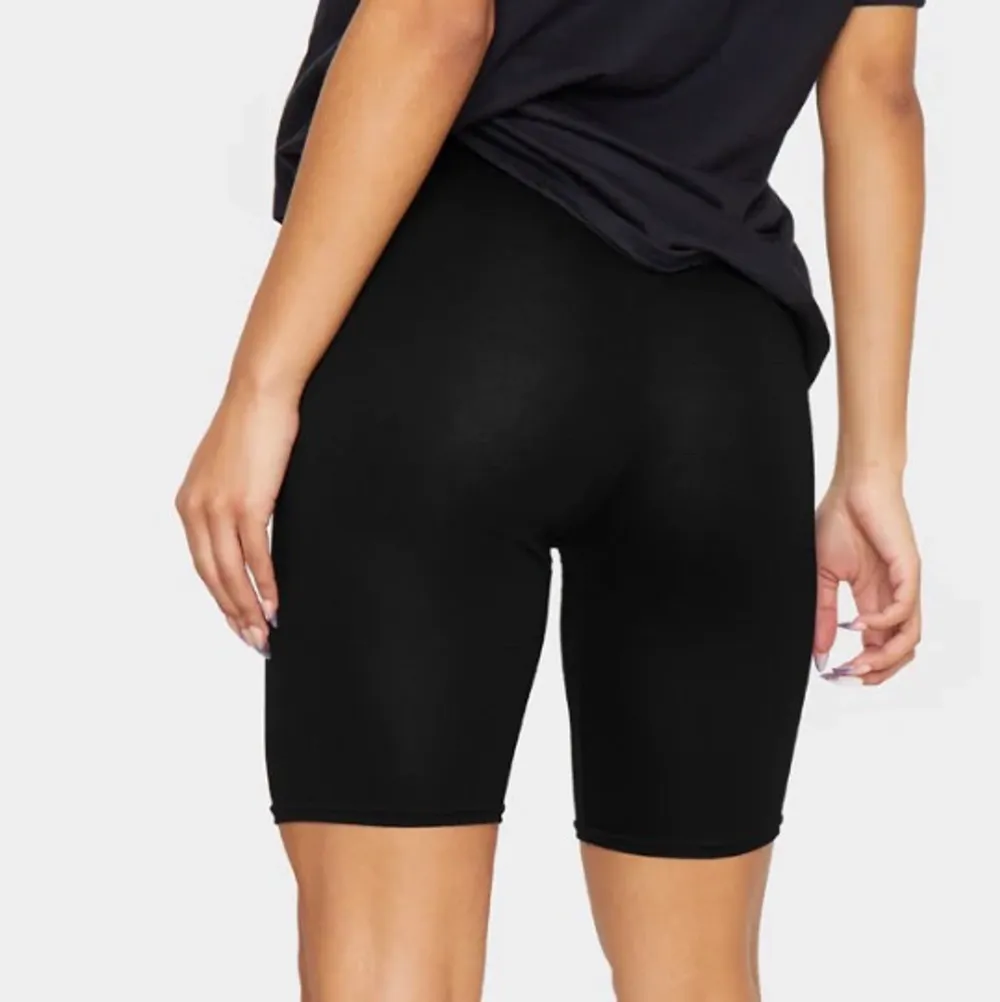 Biker shorts från Prettylittlething i storlek 36. Endast provade så helt nya! Frakt tillkommer❣️. Shorts.