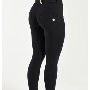 Freddy pants  - Svarta Freddy pants! Storlek 36. Regular waist. Nyinköpta & använda fåtal gånger! Frakten kostar 66kr och är spårbar.