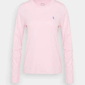 Ralph Lauren st M  - Samma som på bilden fat me vitt märke. Lite större hals äv vanliga. Kan hämtas 20 minuter utanför Gbg, kan åxå posta köparn står då för frakt. Kolla gärna in de andra jag säljer. St S, passar båda Xs, S och M