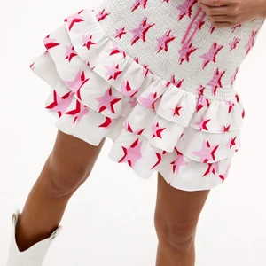 Kjol - Säljer denna ascoola helt oanvända kjol från loavis. Strl xs men passar även s/m då den är jättestretchig. (Alla bilder är lånade)  Det är många intresserade så vi kör en budgivning i kommentarerna. (Öka med minst 10kr)