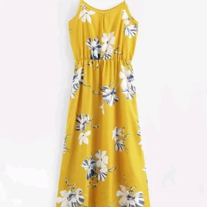 S - Det är klänning helt ny  polystyrene 100 %          storlek S                                                                       lång 123   midjastorlek 55 - 96   , Byst 90                  jag bor i Hörby om något vill himta 