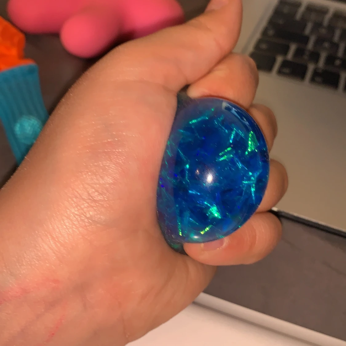 En blå liten vatten stress boll med glitter band i sig - 91