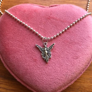 Älva ballchain halsband 🧚 - silvrigt ballchain halsband med en liten älva<3 60kr och frakten är gratis!