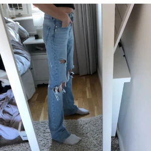 Jeans med hål - Populära jeans från zara, slut på hemsidan. Långa i benen och i fint skick (mittersta bilden är lånad) ❤️ 