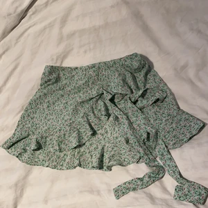 Ljus grön volangkjol - Ljusgrön volang/omlott kjol. Endast använt ett fåtal gånger förra sommaren och sitter perfekt på mig som är 164cm Buda från 90kr💕💕köp direkt för 150+ frakt