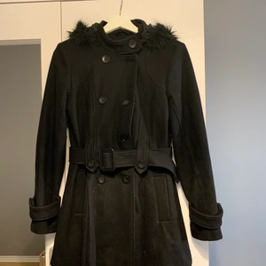 Svart kappa, storlek M  - Passar bra till vintern, håller dig varm. Längden är till låren