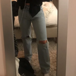 Gina tricot jeans - Säljer dessa byxor från Gina som ger så bra form på kroppen, men dessa har jag tröttnat på och därav säljer jag. De har inga defekter eller så utan de är bra skick! Köpt för 599 men säljer för 200+ frakt 💖