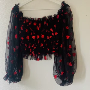 Lace & Beads topp med glittriga hjärtan  - Snygg topp men puffärmar. Använd en gång. UK 8, vilket motsvarar en svensk 36. 