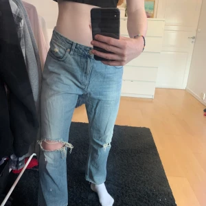 Acne jeans - Sköna håliga acne jeans 