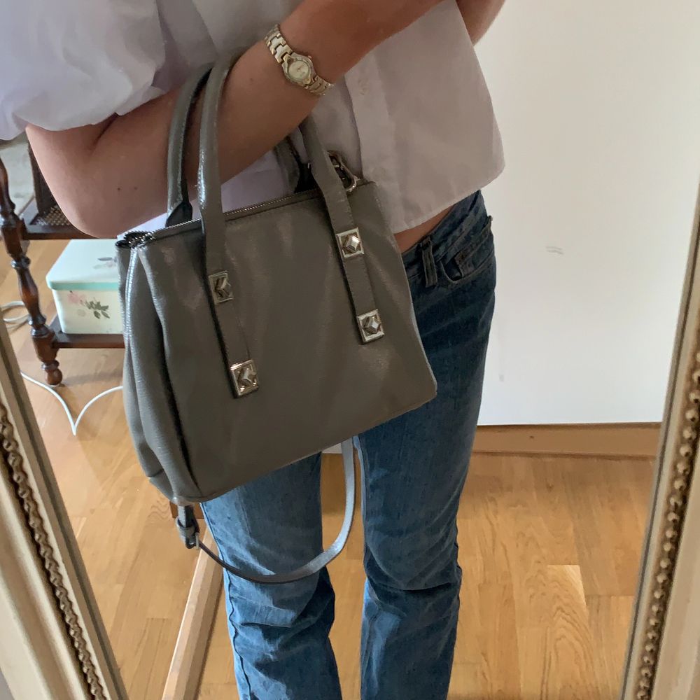 Jättecool ljusgrå väska från ZARA som jag köpte för 399kr förrförra året 🖤🤍 Den är använd ganska många gånger för den har varit en av mina favoritväskor men den passar inte riktigt min stil längre tyvärr 💞💓 Skriv privat om du vill ha fler bilder så fixar jag det! 🥰💕. Väskor.