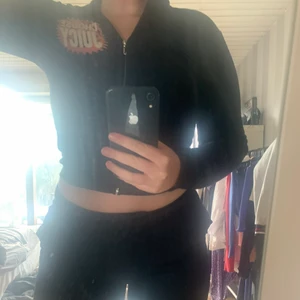 Juicy couture zip hoodie - Choose juicy Hoddie i bra skick alla diamanter kvar ända ”felet” är fläcken i luvan men det syns ej vid användning. Pris kan diskuteras vid intresse