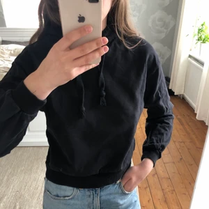 Hoodie - Säljer denna hoodie från Nakd, är lite för liten för mig så knappt använd💜 Köparen står för frakten