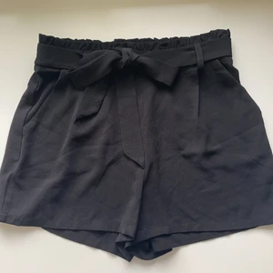 Svarta shorts från Only🌸 - Svarta shorts från Only. Storlek 38. 40kr + frakt! 