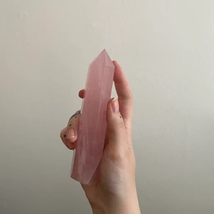 Rosenkvarts spets  - Sååå vacker och stor spets i rosenkvarts. Får inte plats med alla kristaller här hemma så jag gör mig nu av med en del. 🥺✨