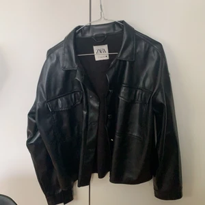 Zara skinnjacka  - Säljer min sjukt snygga faux skinnjacka från Zara. Materialet är så lent och sitter bra på. Använder inte denna lika mycket längre därav säljer jag den. Som ny! Har fler bilder när jag bär den, så skriv för fler bilder!! 🖤🖤 Buda med +10kr. ✨BUD LIGGER PÅ 290kr✨