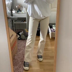 Beiga jeans - Asnajs beiga jeans till sommaren från weekday i modellen Rowe. Använda 1 gång och är i väldigt fint skick! Vill bli av med de så fort som möjligt på grund av flytt