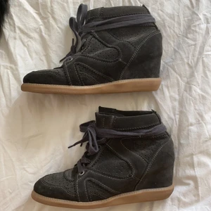 Skor med klack - Mörkgråa ”sneakers” med klack🤩 De är från Pavementet, och i storlek 38! Bara använda fåtal gånger och aldrig använda utomhus✨🙌🏼 Nypris ca 800kr💛