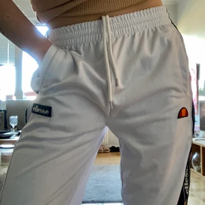 Ellesse trackpants - Skitsnygga trackpants från Ellesse✨ Knappt använda då de är något för vita för mig som spiller mycket då jag äter🤪 Inga fläckar, noppor, hål eller dylikt. Nypris 799kr. Storlek XS men passar definitivt till en S och t.o.m en mindre M 