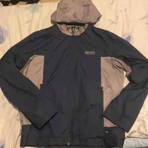 Hugo boss vindjacka - Säljer min Hugo boss vindjacka . Köpt förra året för 1700, använd ett par gånger försiktig så den är som i nyskick! Perfekt passform, skulle nog säga att jackan passar både L och M. Pris kan diskuteras, kolla gärna in mina andra inlägg då ja rensar garderoben!