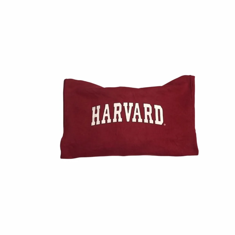 En av de mest eftertraktade college hoodies som finns. Med det coola märket och stora prestige Harvard hoodies är det bästa av det bästa när det gäller college hoodies. Köpt på Ross i usa. Om du har några frågor gällande plagget eller priset kontakta oss!. Hoodies.