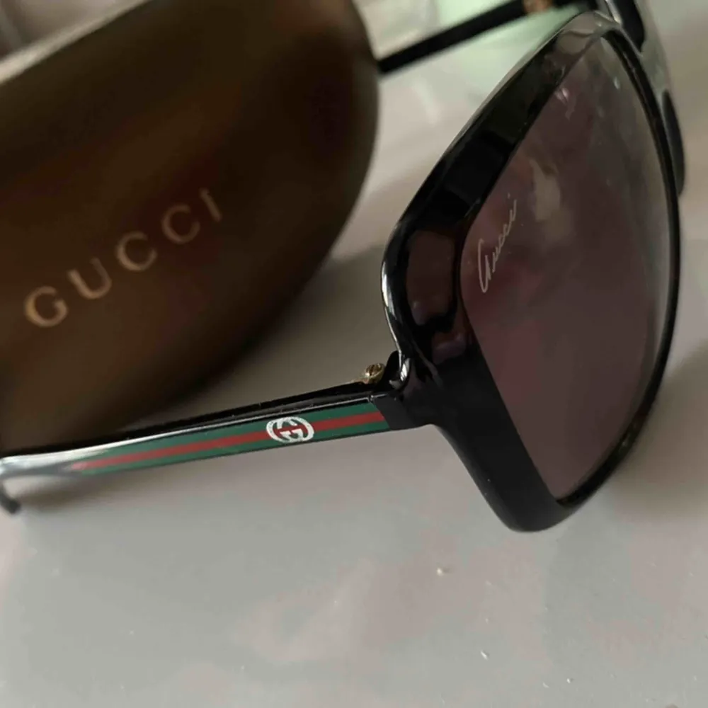 Fake Gucci solglasögon. Accessoarer.
