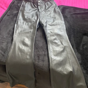 Zara skin byxor  - Säljer dessa då dom blivit försmå dom är i storlek M men jag skulle absolut säga att dom sitter som en s ,, säljs för billigare pris då det gått bort lite läder ifrån knappen , säljs för 90kr