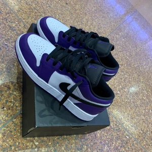 Jordan 1 Court Purple Low. - Helt Nya Court Purple Low. Storlek: 45, 
