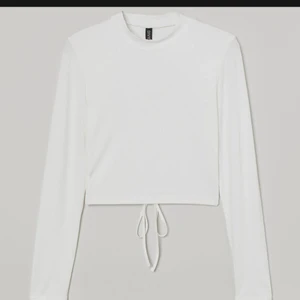 Topp med öppen rygg - Två jätte fina toppar, den vita är aldrig använd och den svarta är sparsamt använd. Båda är i Stl M.