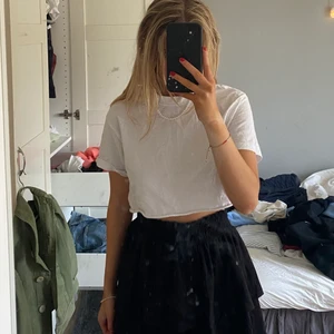 Cropped vit tshirt  - En skit snygga lite kortare tshirt! Perfekt till sommaren!💕💕