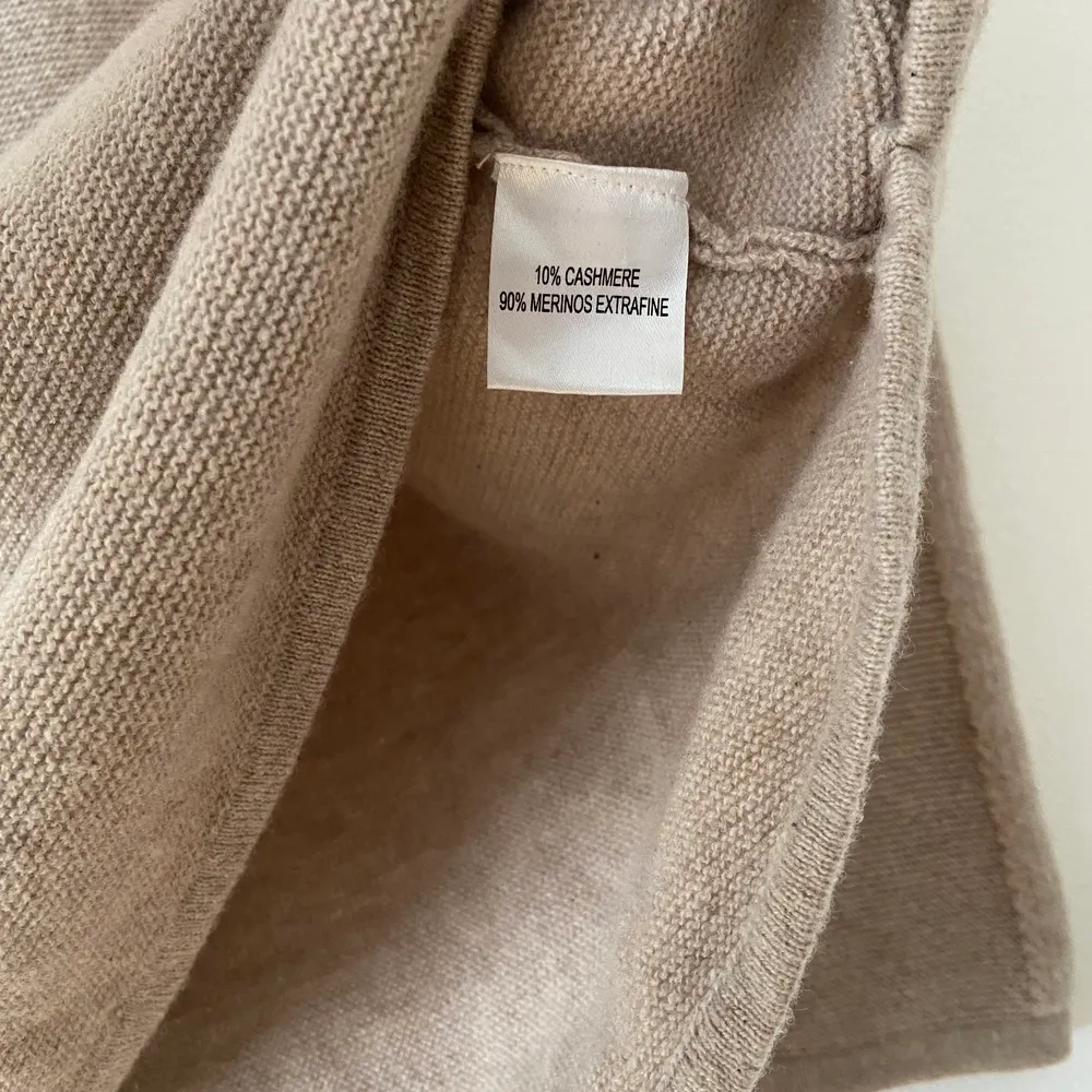 Fin beige/ sandfärgad tröja från JASCHA i cashmere och merinos extrafine. I topp skick . Tröjor & Koftor.